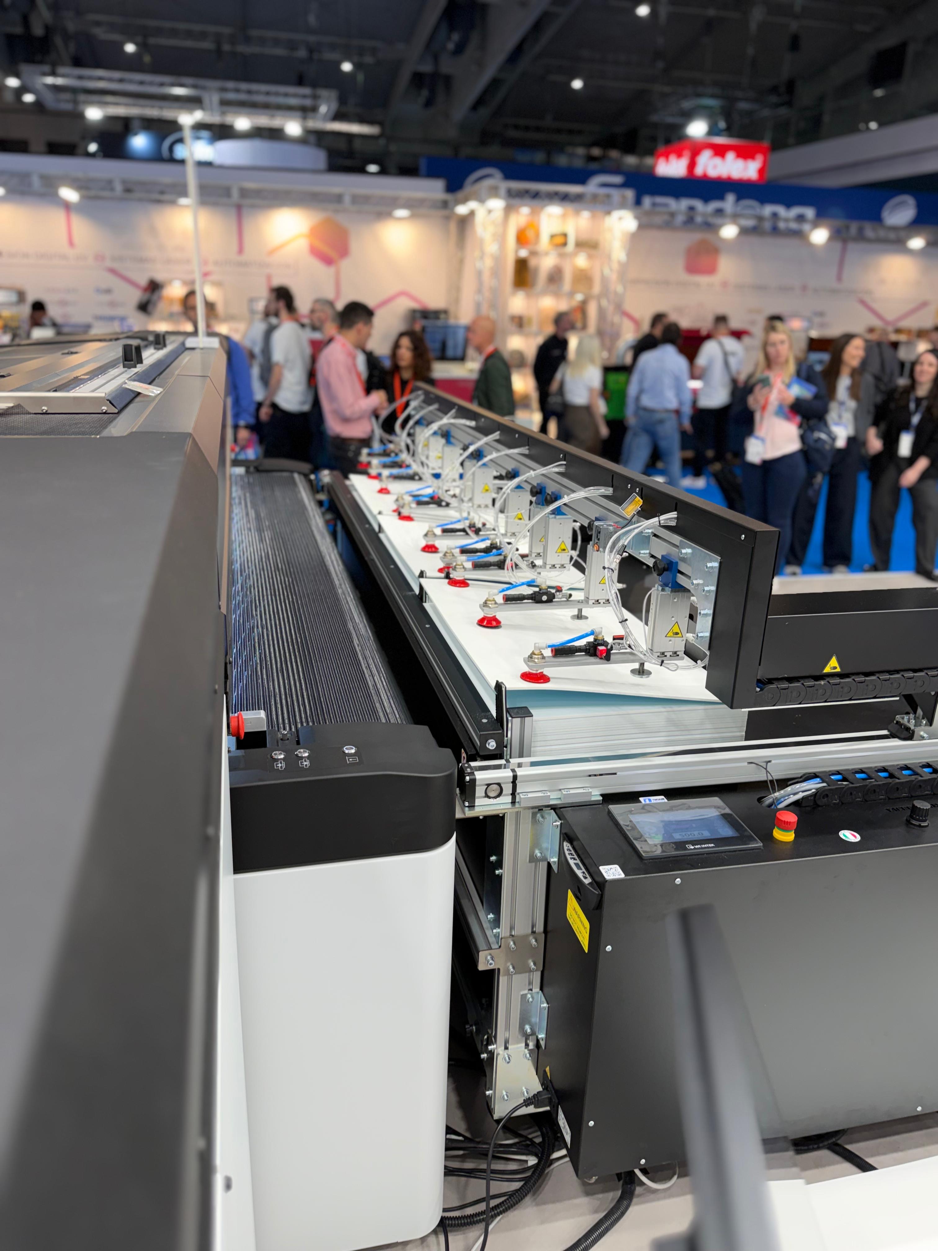 HP Latex R‑series R2000 and Neolt Factory automation showcasing automated material alignment and finishing in Barcelona
